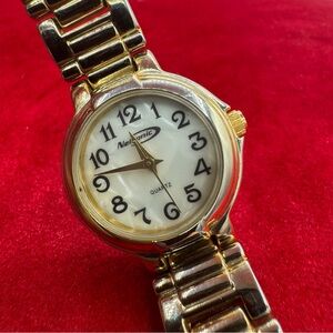 Nelsonic Mother of Pearl Face Gold-tone‎ Quartz Watch